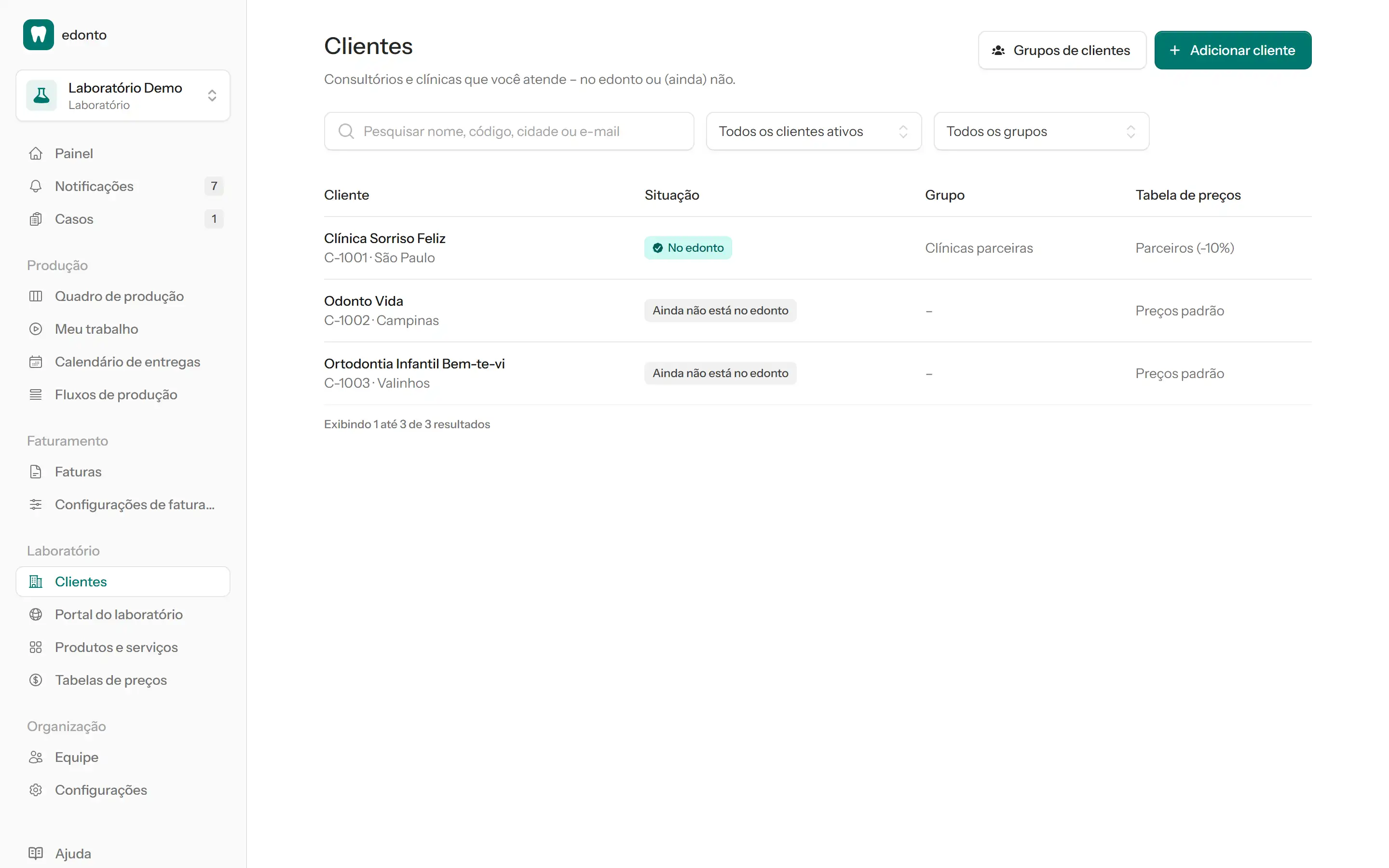 Lista de clientes de um laboratório com códigos, grupos e status